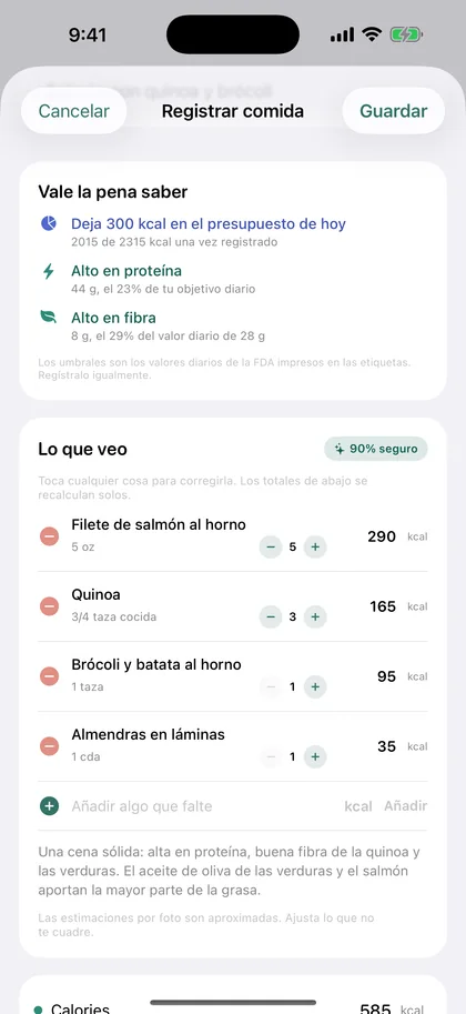 El resultado de una comida en Dayli: filete de salmón al horno, quinoa, brócoli y batata al horno y almendras en láminas con sus calorías y proteína, 585 calorías en total