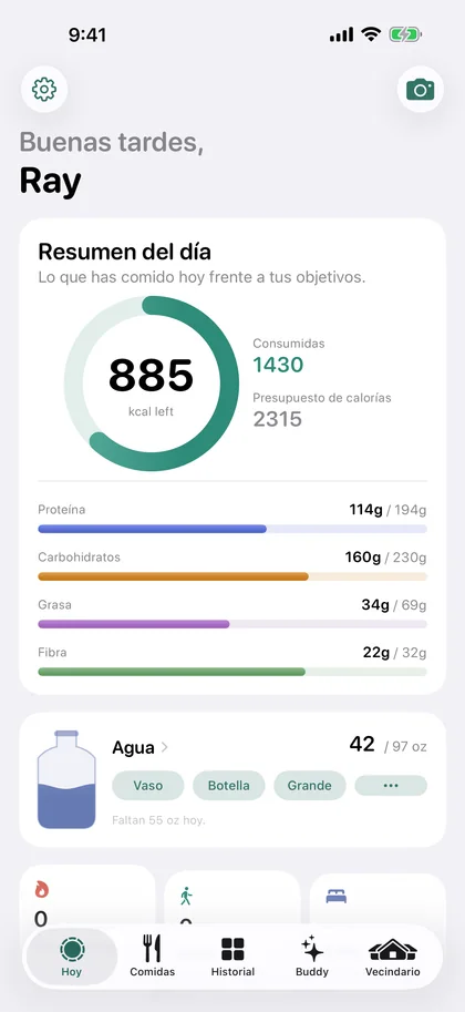 La pantalla Hoy de Dayli Health: 885 calorías restantes de un presupuesto de 2,315, proteína 114 de 194 gramos, agua 42 de 97 onzas